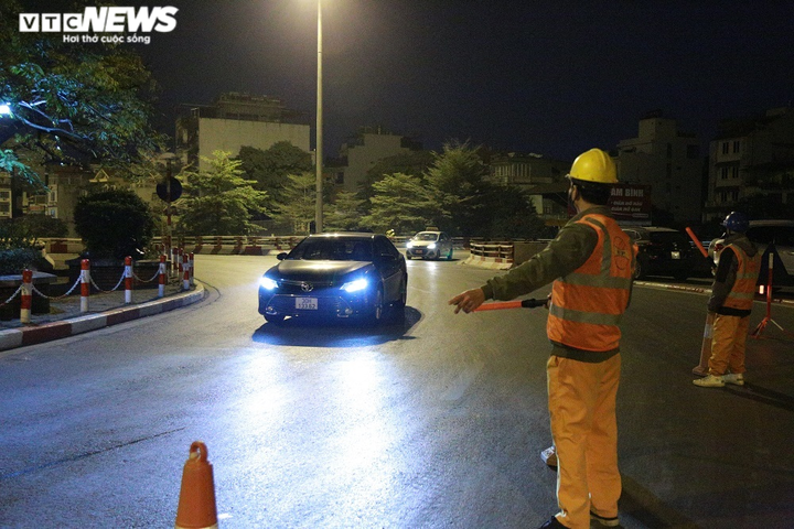 Ảnh: 50 kỹ sư xuyên đêm 'khám sức khỏe' cho cầu Chương Dương, Hà Nội - 4