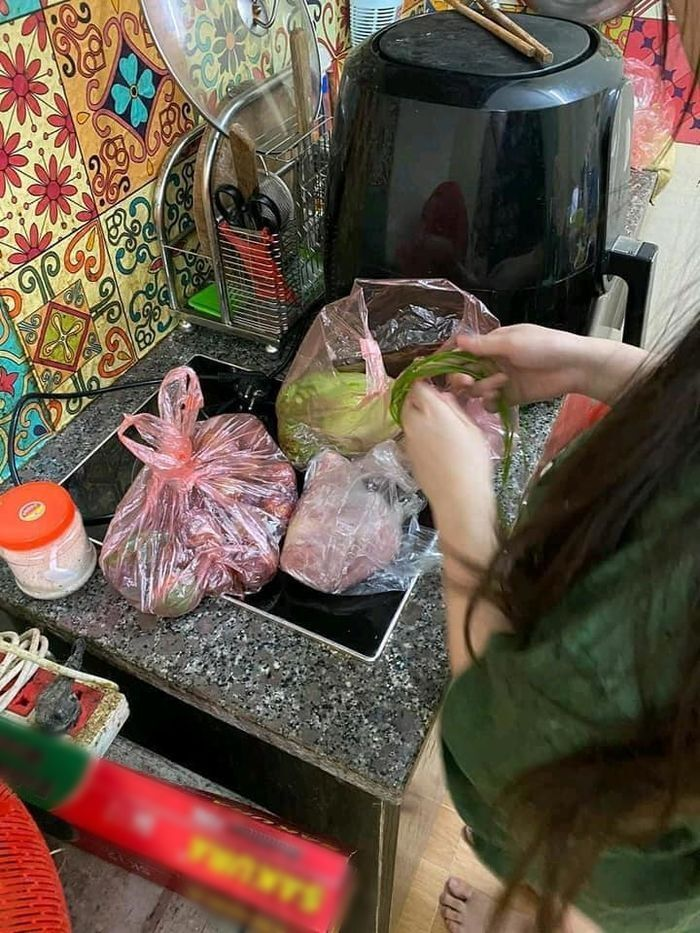 Đi chợ về không thấy tiền dư, cô gái ngã ngửa tìm ra ở nơi không liên quan - 1