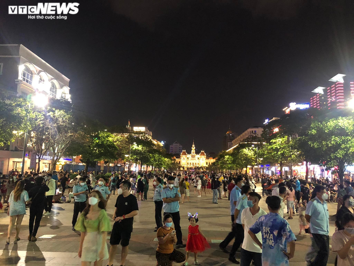 Trực tiếp: Lễ đón năm mới 2022 trên cả nước - 32