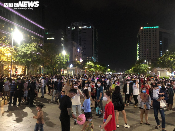 Trực tiếp: Lễ đón năm mới 2022 trên cả nước - 33