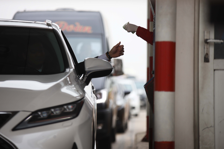 Tài xế cuống cuồng 'né' làn thu phí không dừng ETC để tránh bị xử phạt - 8