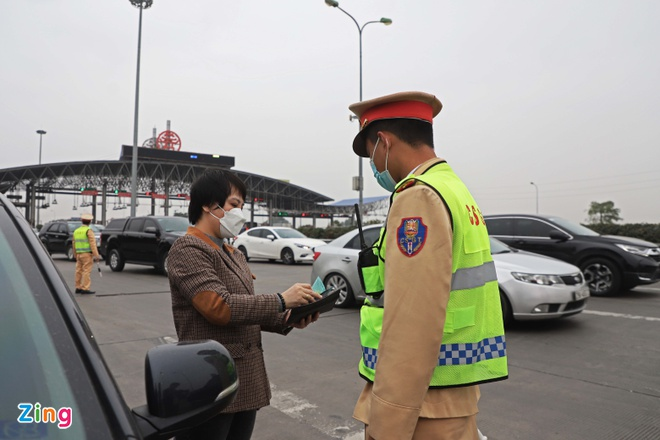 Tài xế cuống cuồng 'né' làn thu phí không dừng ETC để tránh bị xử phạt - 2