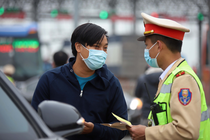 Tài xế cuống cuồng 'né' làn thu phí không dừng ETC để tránh bị xử phạt - 4