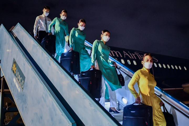 Chuyến bay quốc tế thường lệ đầu tiên đến Việt Nam vừa hạ cánh - 2