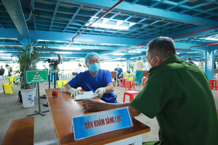 Test nhanh trước khi tiêm vaccine COVID-19 gây lãng phí - 1