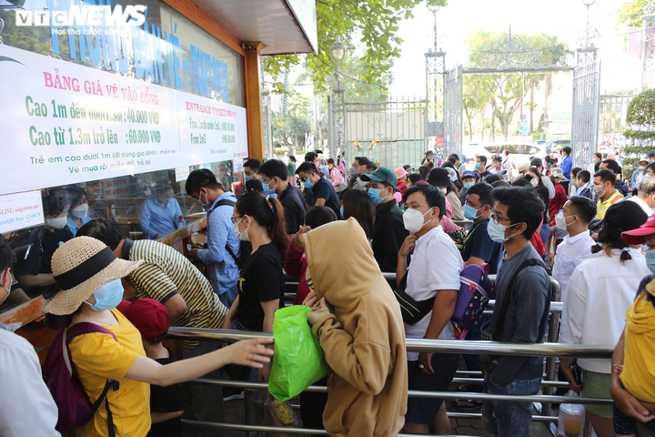 Ảnh: 'Biển người' chen chúc trong Thảo Cầm Viên ngày đầu năm 2022 - 2