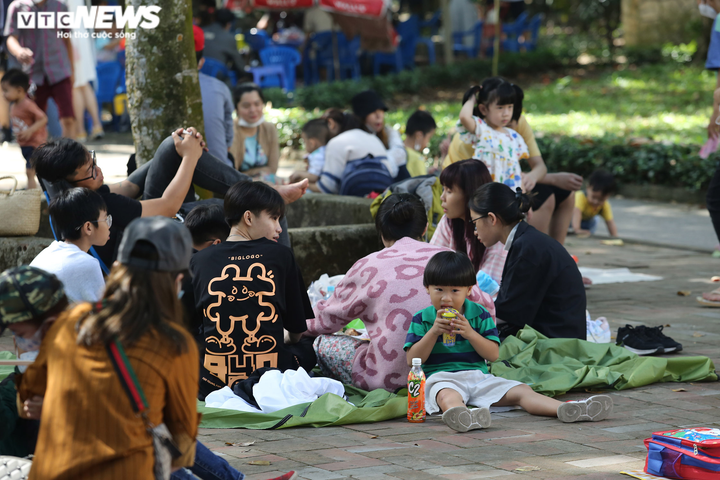 Ảnh: 'Biển người' chen chúc trong Thảo Cầm Viên ngày đầu năm 2022 - 11