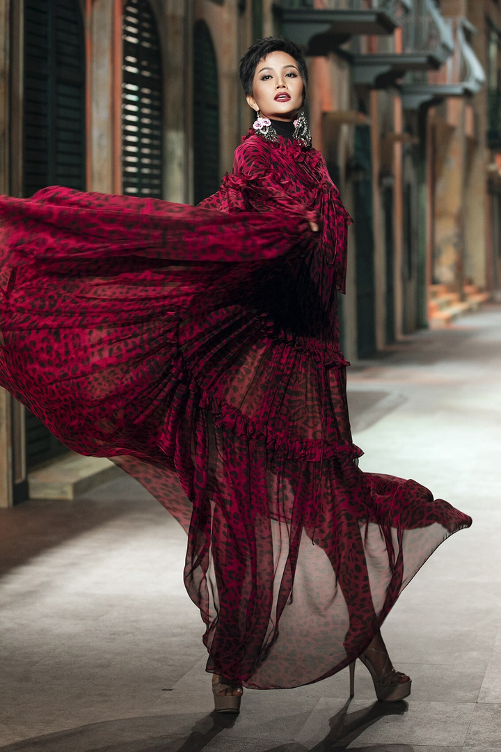 H'Hen Niê tỏa sáng trên sàn diễn thời trang, thần thái hay vóc dáng đều đỉnh cao - 7