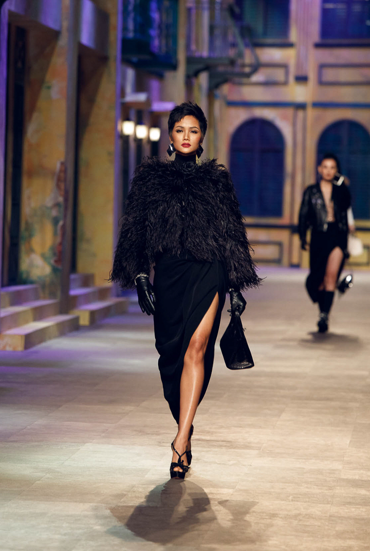 H'Hen Niê tỏa sáng trên sàn diễn thời trang, thần thái hay vóc dáng đều đỉnh cao - 6