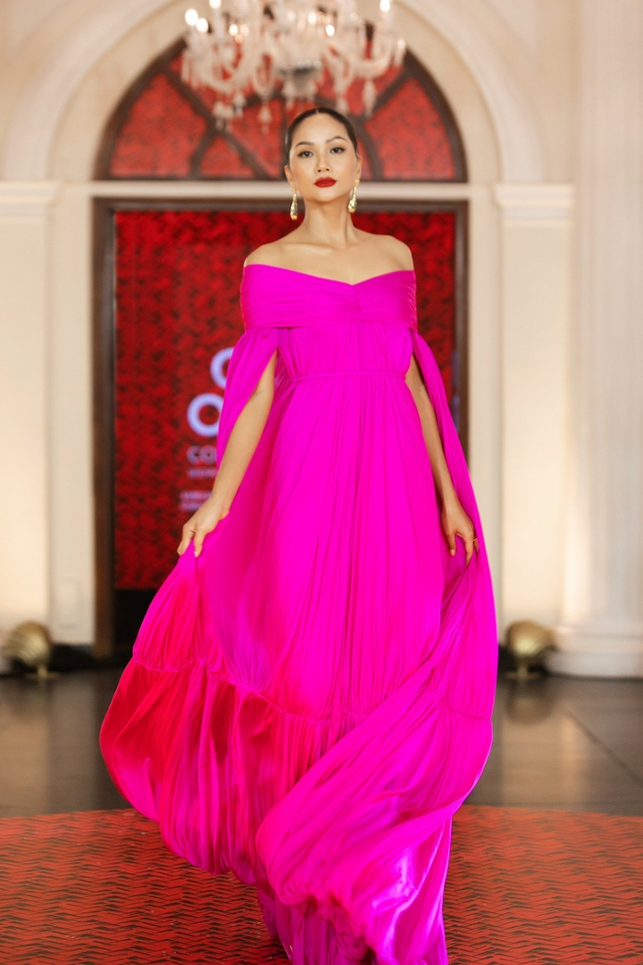 H'Hen Niê tỏa sáng trên sàn diễn thời trang, thần thái hay vóc dáng đều đỉnh cao - 4