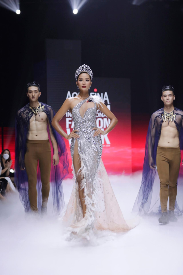 H'Hen Niê tỏa sáng trên sàn diễn thời trang, thần thái hay vóc dáng đều đỉnh cao - 3