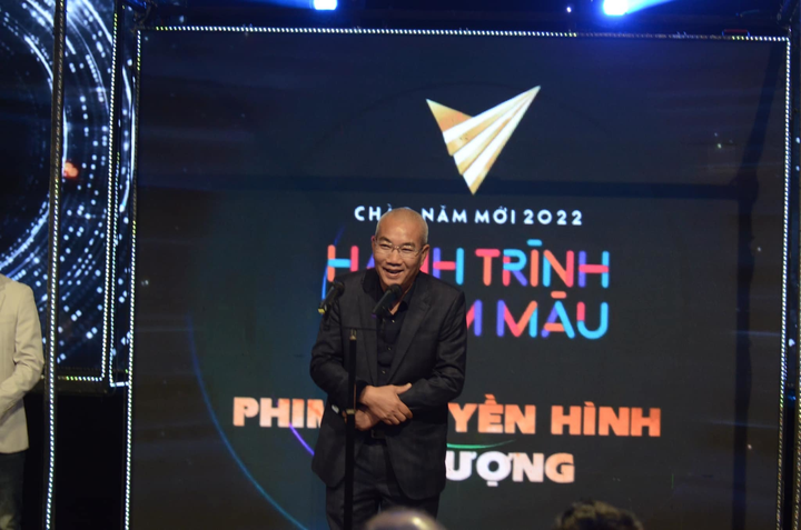 Phản ứng của gia đình thế nào khi Mạnh Trường giành giải VTV Awards 2021? - 2