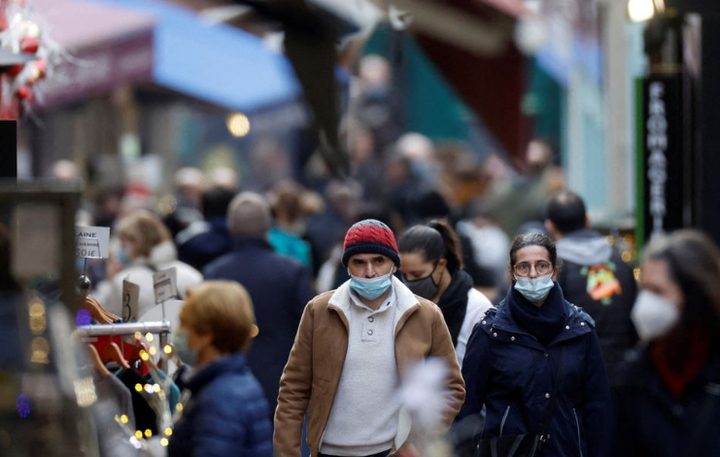 Pháp ghi nhận 58.000 ca COVID-19 sau 4 ngày liên tiếp có trên 200.000 ca bệnh - 1