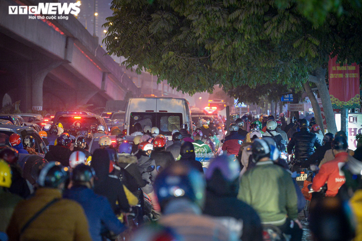 Ảnh: Người dân trở về sau kỳ nghỉ lễ, cửa ngõ Hà Nội ùn tắc kéo dài - 3