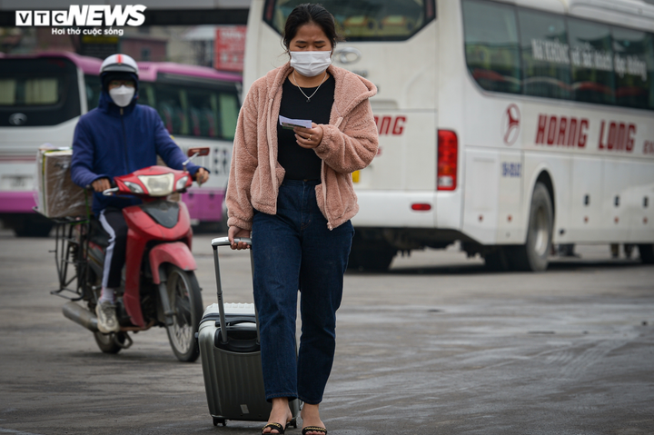 Ảnh: Người dân trở về sau kỳ nghỉ lễ, cửa ngõ Hà Nội ùn tắc kéo dài - 11