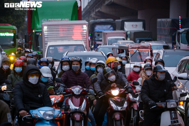Ảnh: Người dân trở về sau kỳ nghỉ lễ, cửa ngõ Hà Nội ùn tắc kéo dài - 1