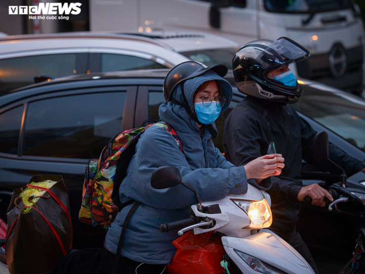 Ảnh: Người dân trở về sau kỳ nghỉ lễ, cửa ngõ Hà Nội ùn tắc kéo dài - 5