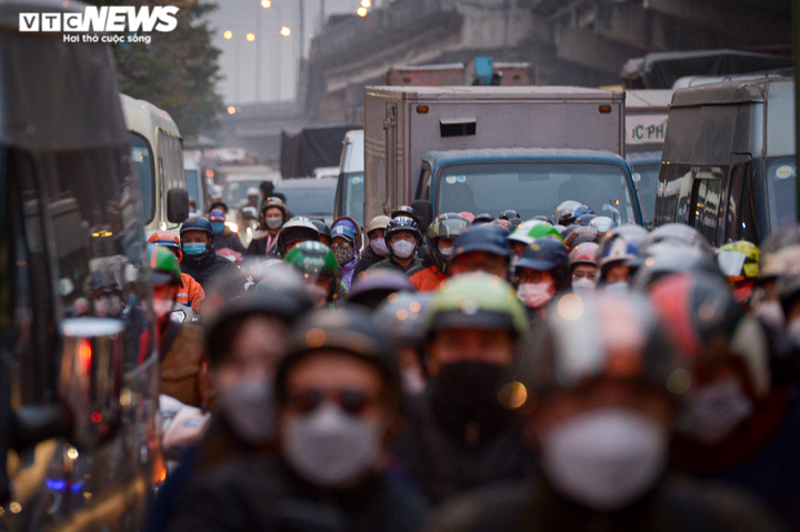 Ảnh: Người dân trở về sau kỳ nghỉ lễ, cửa ngõ Hà Nội ùn tắc kéo dài - 2