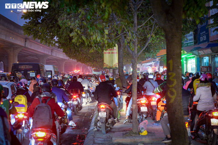 Ảnh: Người dân trở về sau kỳ nghỉ lễ, cửa ngõ Hà Nội ùn tắc kéo dài - 4