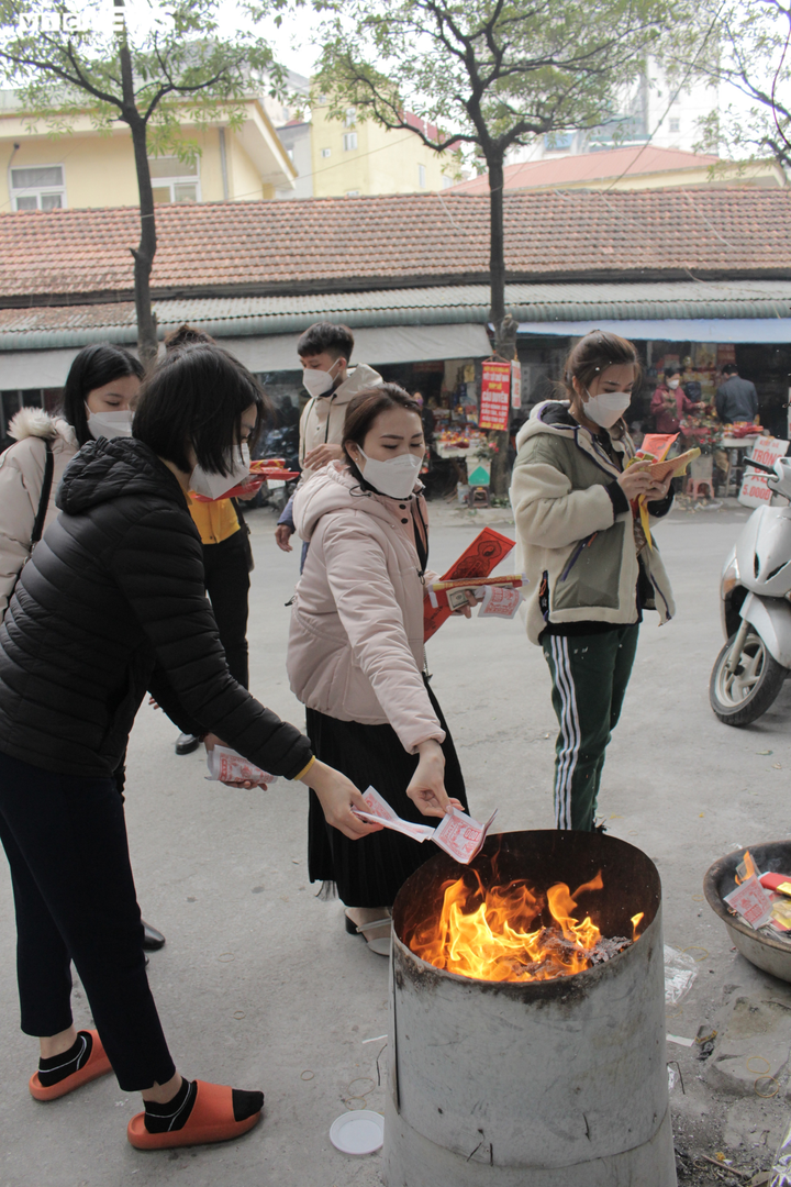 Nhiều người trẻ đứng ngoài bái vọng chùa Hà cầu duyên - 14