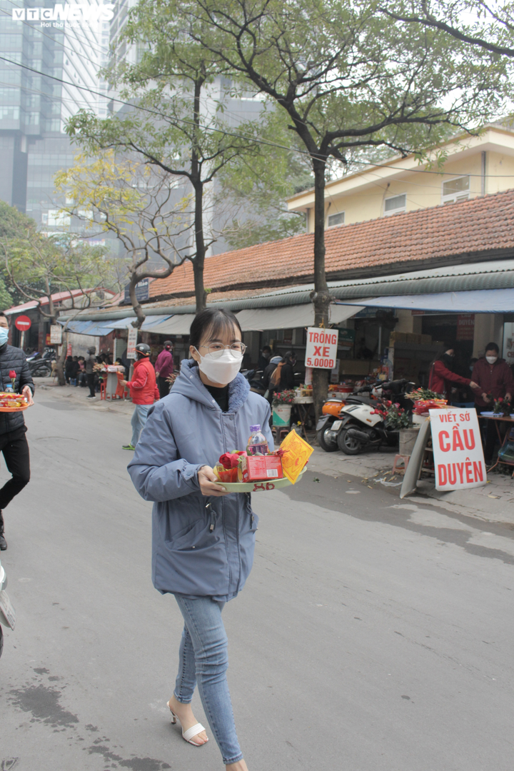 Nhiều người trẻ đứng ngoài bái vọng chùa Hà cầu duyên - 5