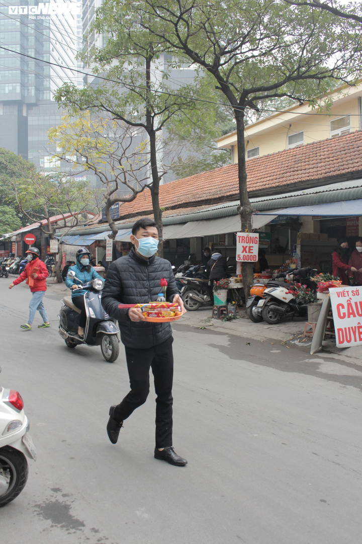 Nhiều người trẻ đứng ngoài bái vọng chùa Hà cầu duyên - 13