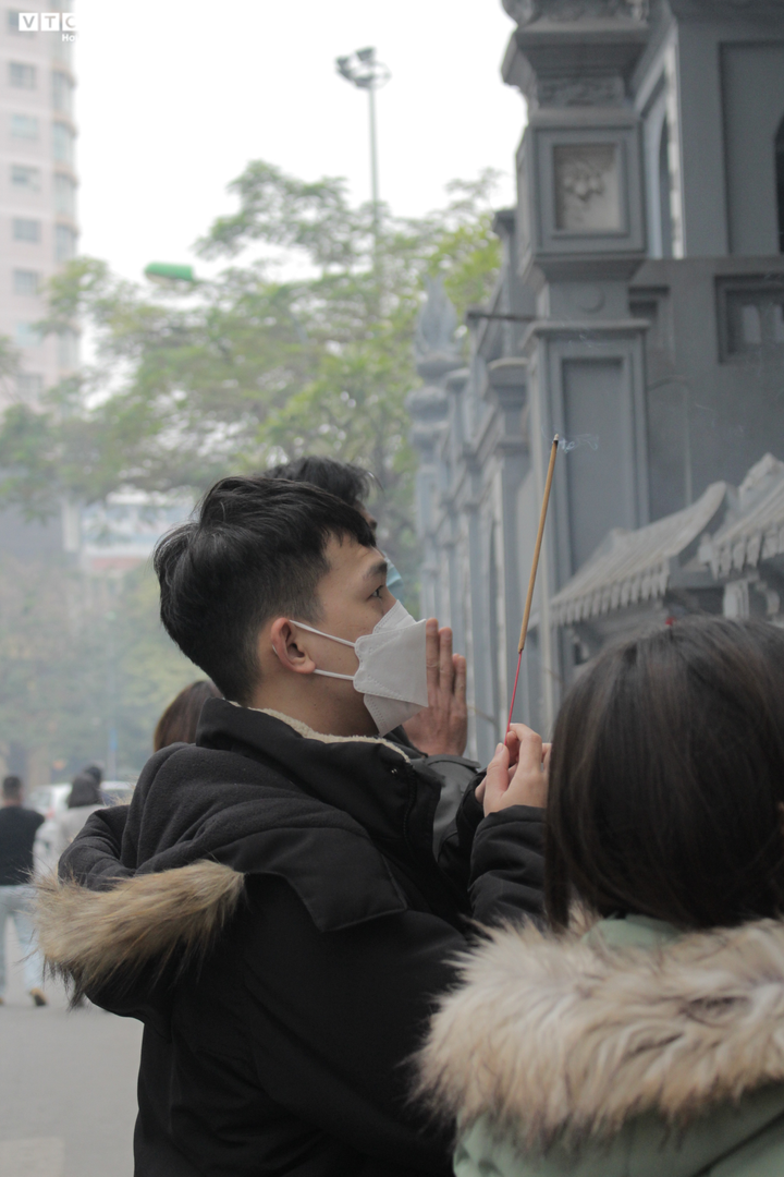 Nhiều người trẻ đứng ngoài bái vọng chùa Hà cầu duyên - 2