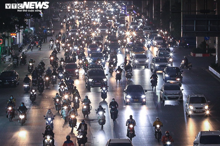 Ảnh: Người dân trở về sau kỳ nghỉ lễ, cửa ngõ Hà Nội ùn tắc kéo dài - 7