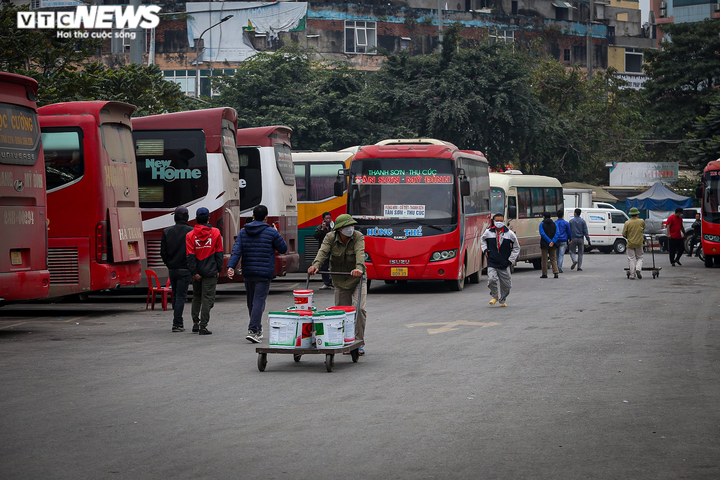 Ảnh: Người dân trở về sau kỳ nghỉ lễ, cửa ngõ Hà Nội ùn tắc kéo dài - 10