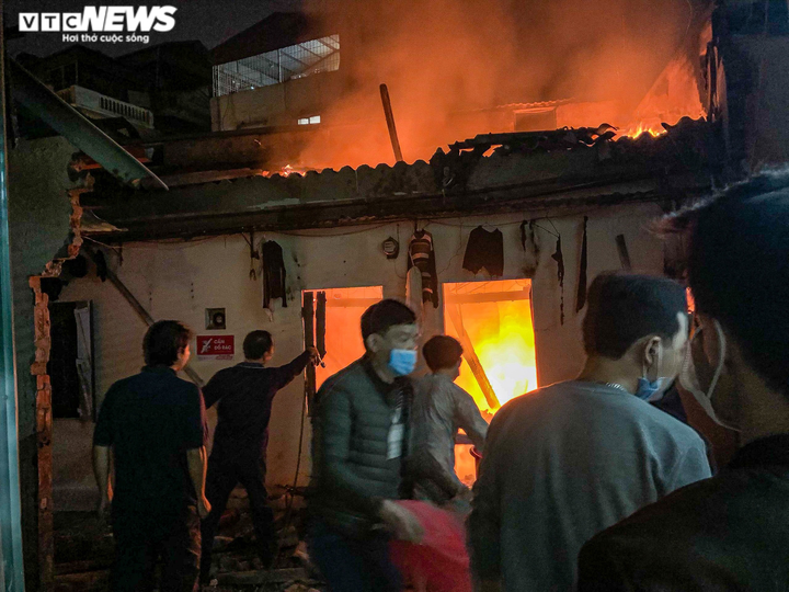 Hà Nội: Bình gas phát nổ hất tung mái nhà, nơi có hai vợ chồng thuê trọ - 1