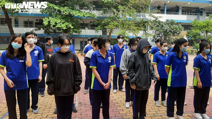 TP.HCM: Ngày đầu học sinh lớp 7, 8, 10 và 11 đến trường sau hơn nửa năm ở nhà - 2