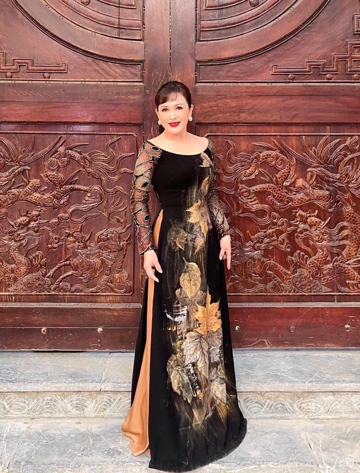 Nhan sắc bất chấp thời gian của NSND Minh Hoà tuổi U60 - 11