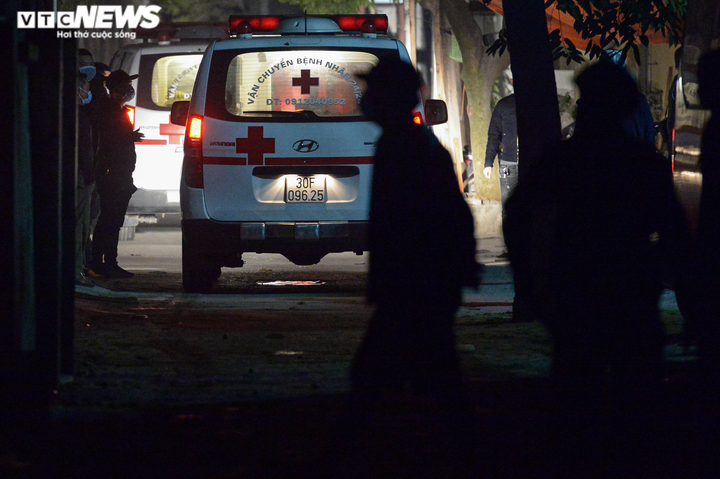 Ảnh: Giữa đêm đưa thi thể 2 nạn nhân vụ nổ lớn ở Hà Nội ra ngoài - 11