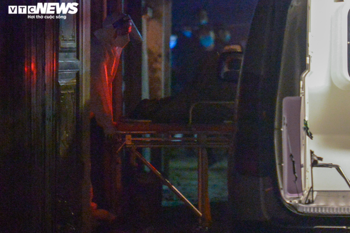 Ảnh: Giữa đêm đưa thi thể 2 nạn nhân vụ nổ lớn ở Hà Nội ra ngoài - 8