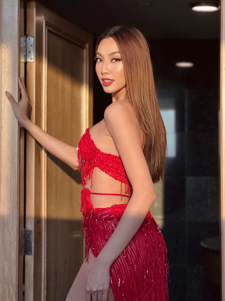 Diện váy sexy, Hoa hậu Thùy Tiên bừng sáng trong nắng sớm - 1