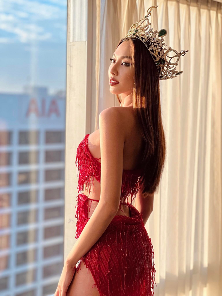 Diện váy sexy, Hoa hậu Thùy Tiên bừng sáng trong nắng sớm - 3