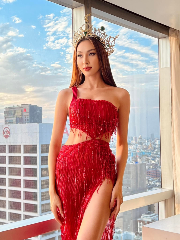 Diện váy sexy, Hoa hậu Thùy Tiên bừng sáng trong nắng sớm - 2