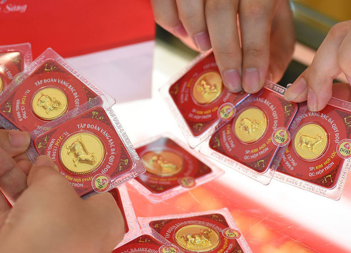 Giá vàng hôm nay 4/1: Vàng lao dốc, USD hồi phục - 1