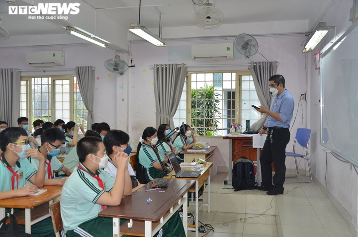TP.HCM: Ngày đầu học sinh lớp 7, 8, 10 và 11 đến trường sau hơn nửa năm ở nhà - 11