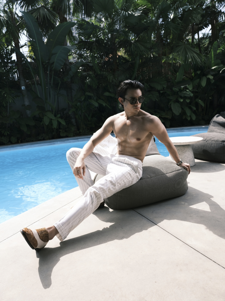 Tình trẻ của Trương Ngọc Ánh khoe cơ bụng 6 múi trong bộ ảnh mới - 2