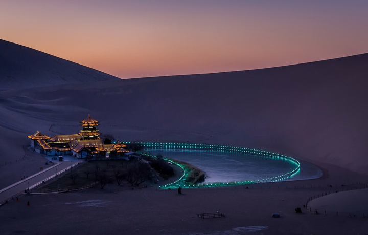 ‘Hồ mặt trăng’ nổi lên giữa sa mạc lớn nhất châu Á thu hút khách bốn phương - 8