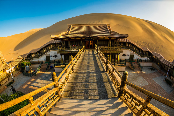 ‘Hồ mặt trăng’ nổi lên giữa sa mạc lớn nhất châu Á thu hút khách bốn phương - 7