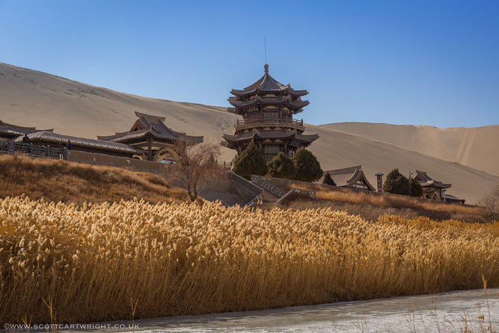 ‘Hồ mặt trăng’ nổi lên giữa sa mạc lớn nhất châu Á thu hút khách bốn phương - 3