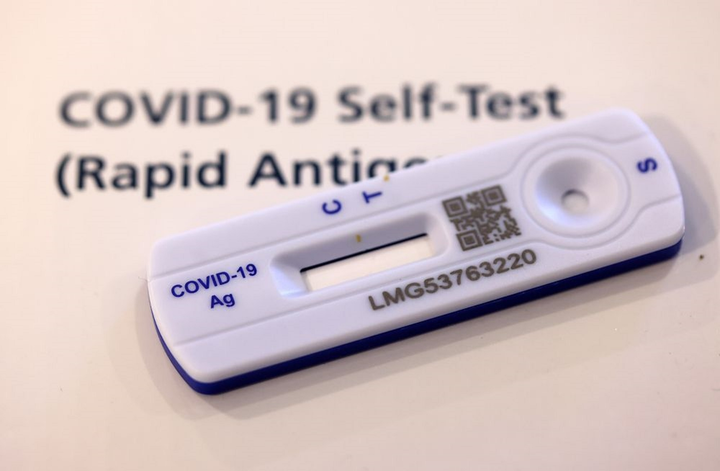 Dân Mỹ khổ sở vì bộ test nhanh COVID-19 bị 'thổi giá' - 1