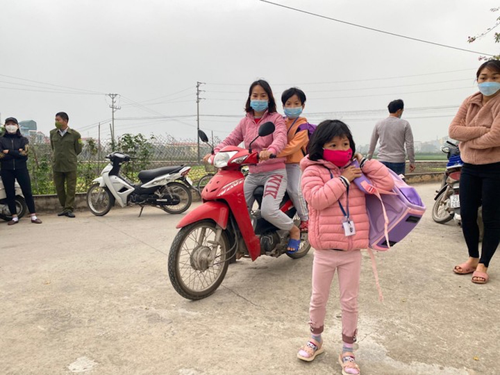 Học sinh lớp 1 ở Hà Nội đến trường trong mùa dịch thế nào? - 1