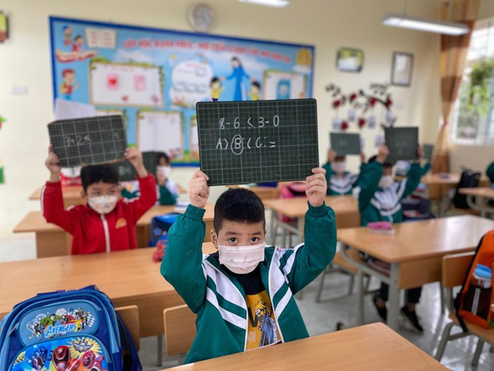 Học sinh lớp 1 ở Hà Nội đến trường trong mùa dịch thế nào? - 4