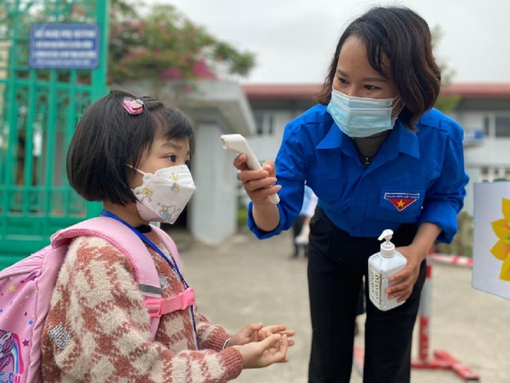 Học sinh lớp 1 ở Hà Nội đến trường trong mùa dịch thế nào? - 2