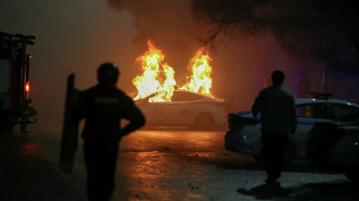 Bạo loạn bùng phát ở Kazakhstan, Tổng thống kêu gọi hỗ trợ - 1