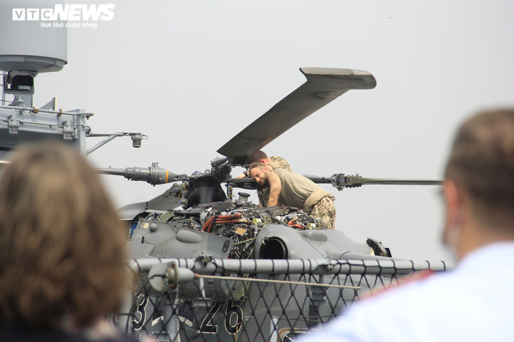 Ngắm khinh hạm Bayern của Hải quân Đức cập Bến cảng Nhà Rồng - 17