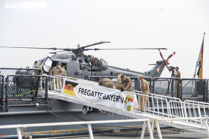 Ngắm khinh hạm Bayern của Hải quân Đức cập Bến cảng Nhà Rồng - 18